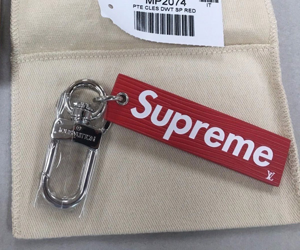 ヴィトン(ルイヴィトン)/ロゴキーホルダー/Supremeコラボ/キーホルダー